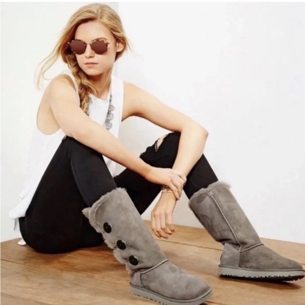 🧡GUC🧡 UGG AUSTRALIA Bailey Triplet Button Boots - Picture 1 of 15
